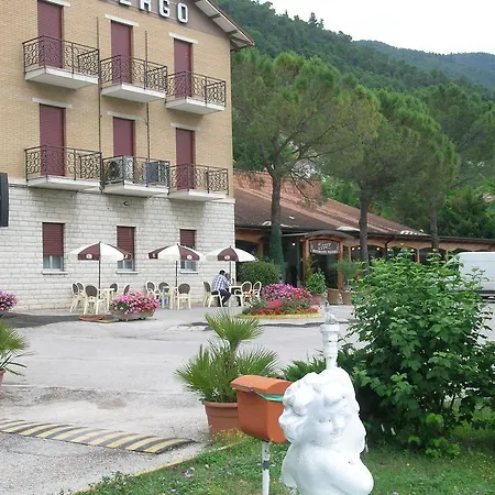 فندق Ristorante Al Lago فوسومبرون